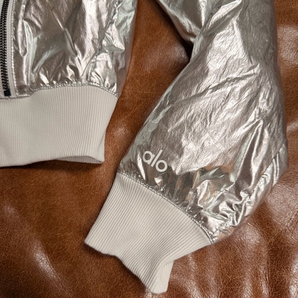 ALO Yoga Off Duty Bomber Jacket Womens XS Silver Metallic Down Insulated - Picture 4 of 11